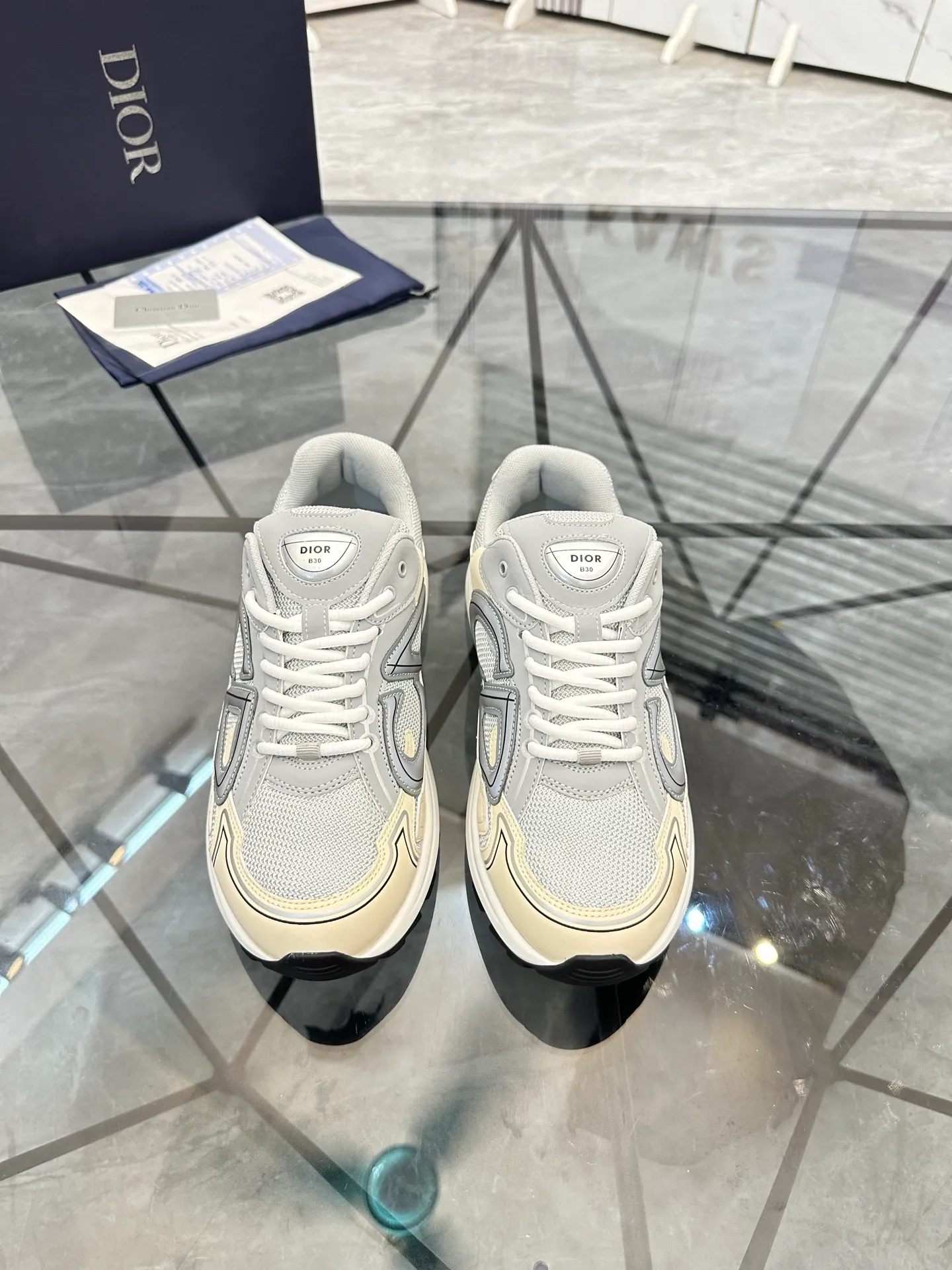 Men's shoes: 💰P400¥ Available in Guangzhou Product trademark: Dior* "Dior*" low-top casual shoes Regular size: 35-46 (can be customized to 47) Couple style Product materials: Upper imported cowhide stitched with original fabric, breathable lining, ultra-light foam original outsole. No.: 007